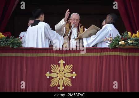 Stato della Città del Vaticano, Vatikanstadt. 25th Dec, 2022. Papa Francesco Urbi et Orbi giorno di Natale di San Basilica di Pietro in Vaticano, 25 dicembre 2022 Credit: dpa/Alamy Live News Foto Stock