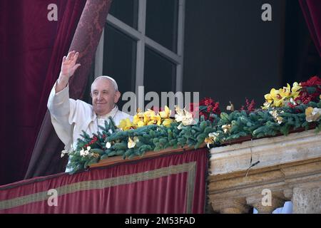 Stato della Città del Vaticano, Vatikanstadt. 25th Dec, 2022. Papa Francesco Urbi et Orbi giorno di Natale di San Basilica di Pietro in Vaticano, 25 dicembre 2022 Credit: dpa/Alamy Live News Foto Stock