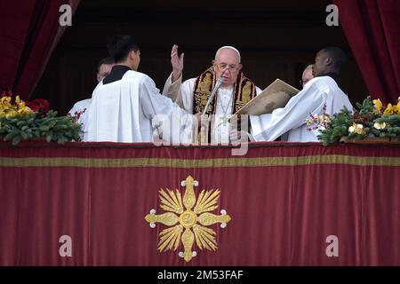 Stato della Città del Vaticano, Vatikanstadt. 25th Dec, 2022. Papa Francesco Urbi et Orbi giorno di Natale di San Basilica di Pietro in Vaticano, 25 dicembre 2022 Credit: dpa/Alamy Live News Foto Stock