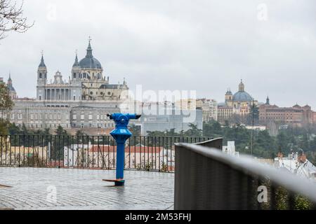 Punto panoramico con ringhiera metallica con cannocchiale a gettoni che si affaccia sulla cattedrale dell'Almudena a Madrid, in Spagna Foto Stock