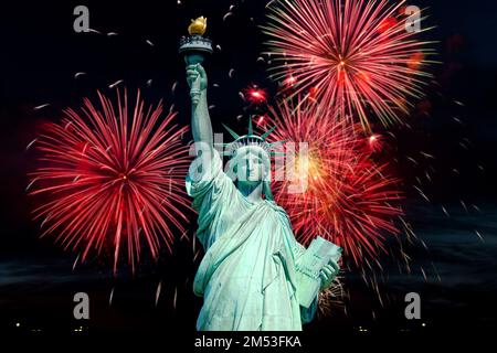 Statua della libertà e fuochi d'artificio in cielo nero, 4th luglio concetto, Foto Stock