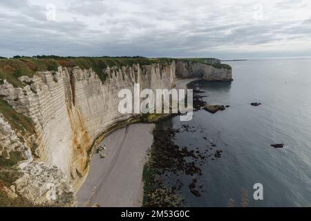 Vista da Manneporte lungo la Costa d'Alabastro a Pointe de la Courtine con spiaggia, Etretat, Normandia, Francia Foto Stock