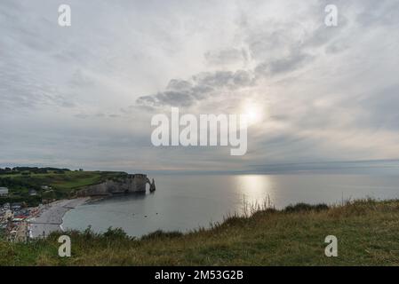 Paesaggio costiero della Costa d'Alabastro con Porte d'Aval arco naturale e roccia conosciuta come l'Aiguille, Etretat, Normandia, Francia Foto Stock