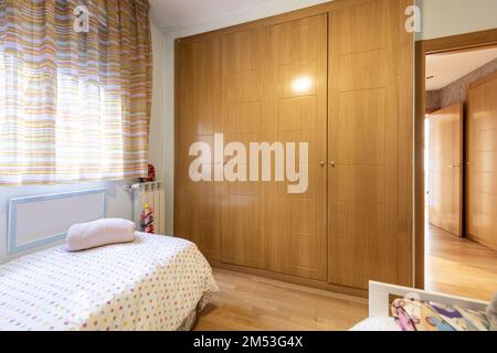 Un armadietto di legno bianco all'interno di uno spogliatoio con molti cassetti e porte aperti e chiusi pure Foto Stock