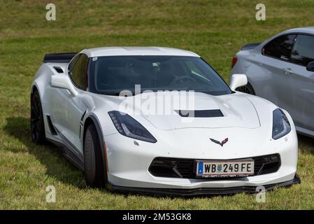 Un bianco lusso 2015 Chevrolet Corvette Z06 auto parcheggiata su un prato verde Foto Stock