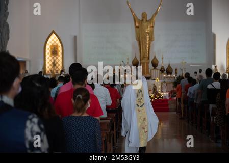 Bangkok, Thailandia. 25th Dec, 2022. I cristiani partecipano alla messa in una cerimonia eucaristica, una sacra cerimonia cristiana in occasione del giorno di Natale nella Chiesa del Santo Redentore, Ruamrudee Soi 5, Wittayu Road, Patumwan. (Foto di Teera Noisakran/Pacific Press) Credit: Pacific Press Media Production Corp./Alamy Live News Foto Stock