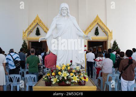 Bangkok, Thailandia. 25th Dec, 2022. I cristiani partecipano alla messa in una cerimonia eucaristica, una sacra cerimonia cristiana in occasione del giorno di Natale nella Chiesa del Santo Redentore, Ruamrudee Soi 5, Wittayu Road, Patumwan. (Foto di Teera Noisakran/Pacific Press) Credit: Pacific Press Media Production Corp./Alamy Live News Foto Stock