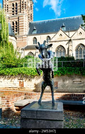 Statua di capra vicino alla chiesa di San Michaels o Chiesa abbaziale di 'Thorn', chiesa cattolica romana del 14th ° secolo. Città olandese, Limburgo, Paesi Bassi Foto Stock
