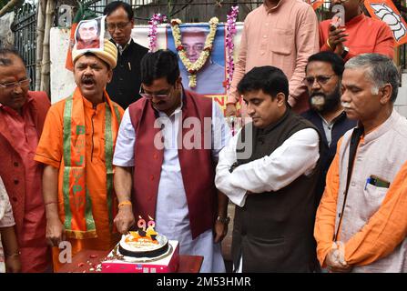 Kolkata, Bengala Occidentale, India. 25th Dec, 2022. Il Bharatiya Janata Party (BJP) celebra il 98th° compleanno dell'ex primo ministro indiano Atal Bihari Vajpayee presso la sede centrale di Kolkata. Era presente l'ex segretario di Stato del Partito Bharatiya Janata del Bengala Occidentale Rahul Sinha. (Credit Image: © Sayantan Chakraorty/Pacific Press via ZUMA Press Wire) Foto Stock