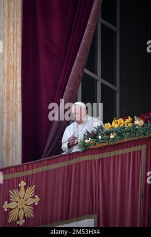 Stato della Città del Vaticano, Vatikanstadt. 25th Dec, 2022. Papa Francesco Urbi et Orbi giorno di Natale di San Basilica di Pietro in Vaticano, 25 dicembre 2022 Credit: dpa/Alamy Live News Foto Stock