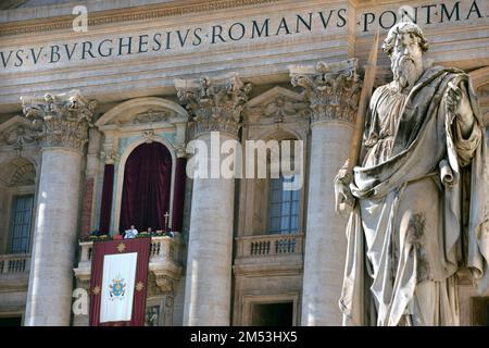 Stato della Città del Vaticano, Vatikanstadt. 25th Dec, 2022. Papa Francesco Urbi et Orbi giorno di Natale di San Basilica di Pietro in Vaticano, 25 dicembre 2022 Credit: dpa/Alamy Live News Foto Stock