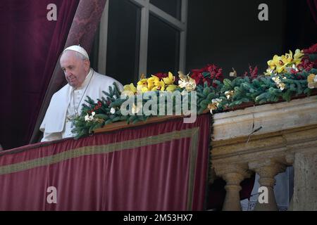 Stato della Città del Vaticano, Vatikanstadt. 25th Dec, 2022. Papa Francesco Urbi et Orbi giorno di Natale di San Basilica di Pietro in Vaticano, 25 dicembre 2022 Credit: dpa/Alamy Live News Foto Stock