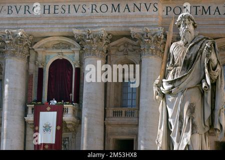 Stato della Città del Vaticano, Vatikanstadt. 25th Dec, 2022. Papa Francesco Urbi et Orbi giorno di Natale di San Basilica di Pietro in Vaticano, 25 dicembre 2022 Credit: dpa/Alamy Live News Foto Stock