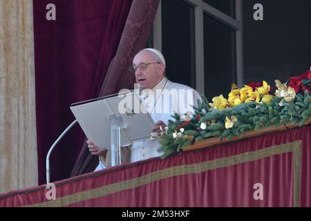 Stato della Città del Vaticano, Vatikanstadt. 25th Dec, 2022. Papa Francesco Urbi et Orbi giorno di Natale di San Basilica di Pietro in Vaticano, 25 dicembre 2022 Credit: dpa/Alamy Live News Foto Stock