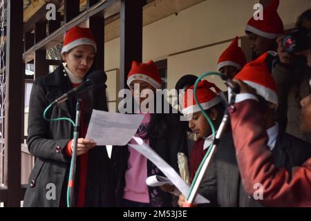 25 dicembre 2022, Srinagar, Jammu e Kashmir, India: I membri di un coro della chiesa sono visti cantare caroli all'interno della Chiesa cattolica della Sacra Famiglia il giorno di Natale il 25 dicembre 2022 a Srinagar, la capitale estiva del Kashmir amministrato dall'India. La controversa regione himalayana del Kashmir ha una popolazione minuscola di cristiani, centinaia dei quali si uniscono alla messa nella chiesa cattolica della Sacra Famiglia il Natale e pregano per la pace e la prosperità della regione. (Credit Image: © MUbashir Hassan/Pacific Press via ZUMA Press Wire) Foto Stock