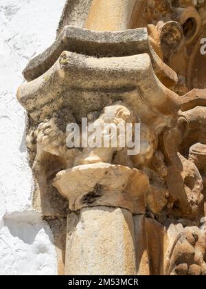 Particolare intagliato della porta laterale in stile manuelino della Chiesa di Santa Maria Madalena, Olivenza Foto Stock