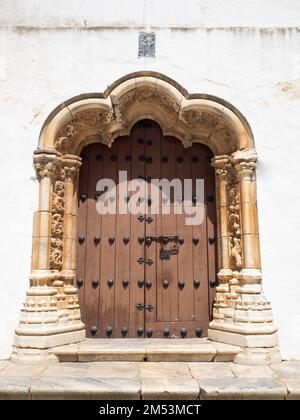 Porta laterale in stile manuelino della Chiesa di Santa Maria Madalena, Olivenza Foto Stock