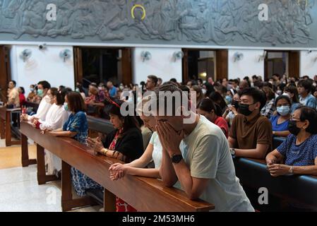 Bangkok, Thailandia. 25th Dec, 2022. I devoti cattolici pregano durante la messa di Natale nella Chiesa del Santo Redentore a Bangkok. (Credit Image: © Peerapon Boonyakiat/SOPA Images via ZUMA Press Wire) Credit: ZUMA Press, Inc./Alamy Live News Foto Stock