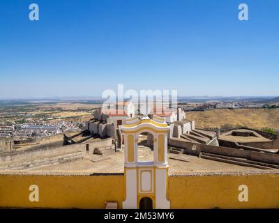 Vista a sud dalla casa dei governatori a Nossa Senhora da Graca Fort Foto Stock