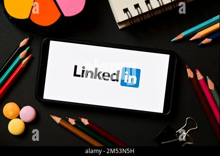 Polonia. 17th Dec, 2022. In questa illustrazione, un logo LinkedIn visualizzato su uno smartphone. (Credit Image: © Mateusz Slodkowski/SOPA Images via ZUMA Press Wire) Foto Stock