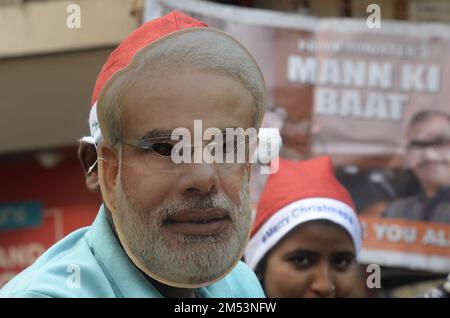 Kolkata, India. 25th Dec, 2022. I sostenitori del BJP ascoltano il primo ministro Narendra modi Maan Ki Baat a All India radio il 25 dicembre 2022 a Kolkata. (Credit Image: © Saikat Paul/eyepix via ZUMA Press Wire) Credit: ZUMA Press, Inc./Alamy Live News Foto Stock