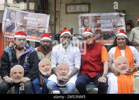 Kolkata, India. 25th Dec, 2022. I sostenitori del BJP ascoltano il primo ministro Narendra modi Maan Ki Baat a All India radio il 25 dicembre 2022 a Kolkata. (Credit Image: © Saikat Paul/eyepix via ZUMA Press Wire) Credit: ZUMA Press, Inc./Alamy Live News Foto Stock