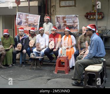 Kolkata, India. 25th Dec, 2022. I sostenitori del BJP ascoltano il primo ministro Narendra modi Maan Ki Baat a All India radio il 25 dicembre 2022 a Kolkata. (Credit Image: © Saikat Paul/eyepix via ZUMA Press Wire) Credit: ZUMA Press, Inc./Alamy Live News Foto Stock