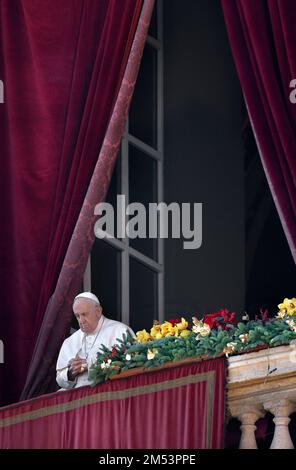 Stato della Città del Vaticano, Vatikanstadt. 25th Dec, 2022. Papa Francesco Urbi et Orbi giorno di Natale di San Basilica di Pietro in Vaticano, 25 dicembre 2022 Credit: dpa/Alamy Live News Foto Stock