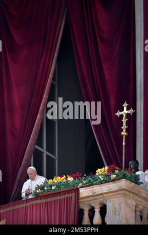 Stato della Città del Vaticano, Vatikanstadt. 25th Dec, 2022. Papa Francesco Urbi et Orbi giorno di Natale di San Basilica di Pietro in Vaticano, 25 dicembre 2022 Credit: dpa/Alamy Live News Foto Stock