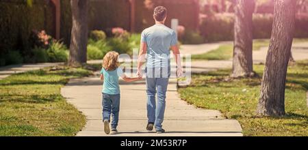 Banner di padre e figlio camminano nella vista posteriore del parco. Valore della famiglia. Infanzia e paternità. Foto Stock