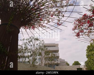 Getty Center incorniciato dal trellis bougainvillea nel Giardino Centrale Foto Stock