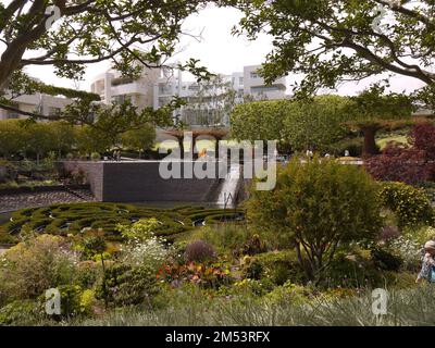 Getty Center incorniciato da alberi nel Giardino Centrale, maggio 2015 Foto Stock
