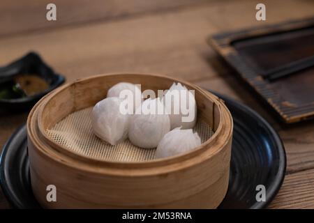 Panini asiatici Street food bao con pollo su tavolo di legno Foto Stock