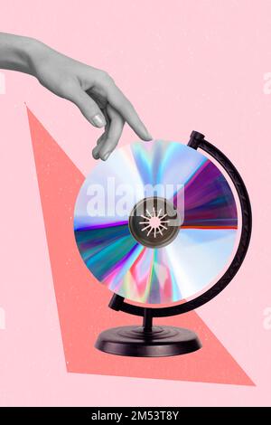 Immagine collage della rivista artistica di un disco cd retrò vintage che tocca il braccio invece di uno sfondo di disegno isolato del pianeta globo Foto Stock