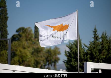 Bandiera di Cipro che vola da un flagpole Foto Stock