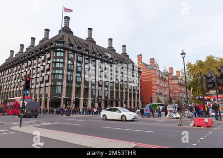 Londra, Regno Unito - 31 ottobre 2017: Vista di London Street, gente ordinaria cammina la strada vicino alla casa di Portcullis Foto Stock