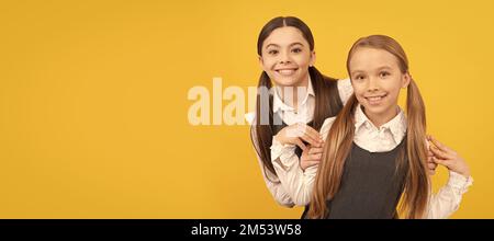 Scuole ragazze amici. Cura e preoccupazione, ritorno a scuola. I bambini felici indossano uniformi formali. Manifesto orizzontale isolato della studentessa della scuola. Banner Foto Stock