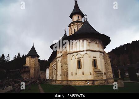 Il cielo cupo sopra il Museo del Monastero di Putna in Romania Foto Stock