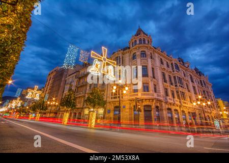 Oviedo, Spagna - 25 dicembre 2022: Decorazione natalizia per le strade di Oviedo nelle Asturie, Spagna. Foto Stock