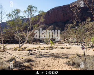 La terza traversata del torrente Ormiston secco sul Pound Walk, West Macdonnell (Tjoritja) National Park, Northern Territory, Australia Foto Stock