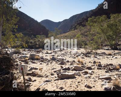 La terza traversata del torrente Ormiston secco sul Pound Walk, West Macdonnell (Tjoritja) National Park, Northern Territory, Australia Foto Stock