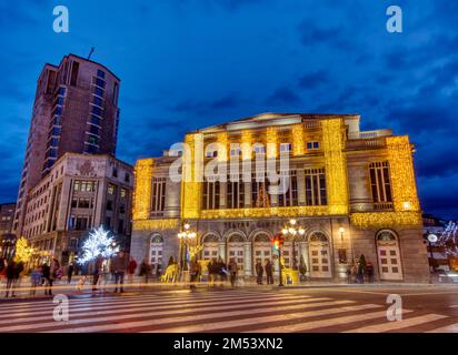 Oviedo, Spagna - 25 dicembre 2022: Decorazione natalizia per le strade di Oviedo nelle Asturie, Spagna. Teatro Campoamor Foto Stock