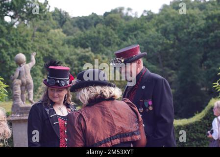 I tre personaggi del Weekend Steampunk che partecipano a una parata al castello di Belvoir nel Lincolnshire, Inghilterra, vestiti tradizionalmente Foto Stock