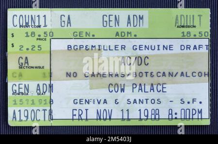 Daly City, California - 11 novembre 1988 - biglietto usato vecchio per il concerto di AC-DC al Cow Palace Foto Stock