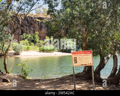 Cartello segnaletico di coccodrillo sul fiume Katherine vicino al Southern Rockhole, al Parco Nazionale di Nitmiluk, al territorio del Nord, in Australia Foto Stock