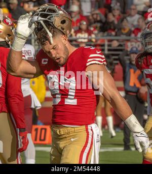 Santa Clara, California, Stati Uniti. 24th Dec, 2022. San Francisco 49ers Defensive End Nick Bosa sabato 24 dicembre 2022, al Levis Stadium di Santa Clara, California. Il 49ers sconfisse i Comandanti 37-20. (Credit Image: © al Golub/ZUMA Press Wire) Foto Stock