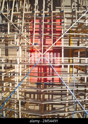 Costruzione di edifici vista astratta che mostra travi, travi e travetti in legno di pino e materiali da costruzione. Castlemaine, Victoria, Australia. Foto Stock