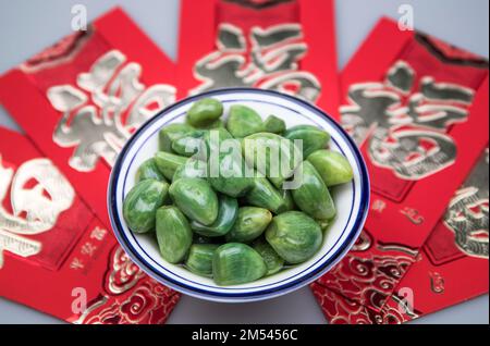 BINZHOU, CINA - 25 DICEMBRE 2022 - l'aglio di Laba è visto in Binzhou, provincia di Shandong della Cina orientale, 25 dicembre 2022. L'aglio LABA è uno spuntino tradizionale Foto Stock