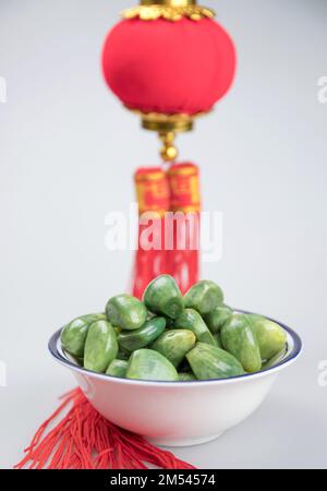 BINZHOU, CINA - 25 DICEMBRE 2022 - l'aglio di Laba è visto in Binzhou, provincia di Shandong della Cina orientale, 25 dicembre 2022. L'aglio LABA è uno spuntino tradizionale Foto Stock