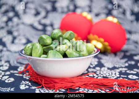 BINZHOU, CINA - 25 DICEMBRE 2022 - l'aglio di Laba è visto in Binzhou, provincia di Shandong della Cina orientale, 25 dicembre 2022. L'aglio LABA è uno spuntino tradizionale Foto Stock